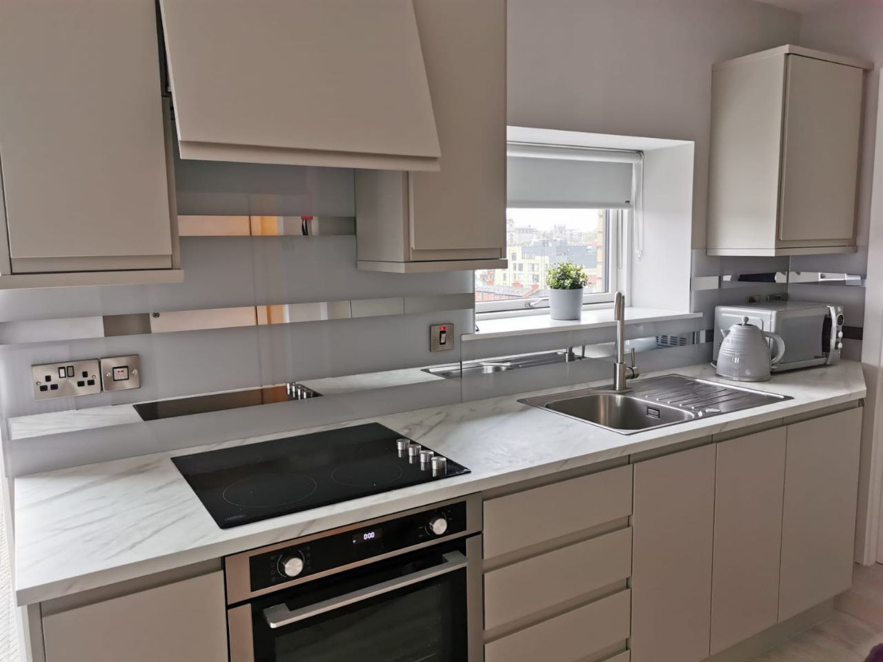 Скинали с зеркальными полосками с разными фонами