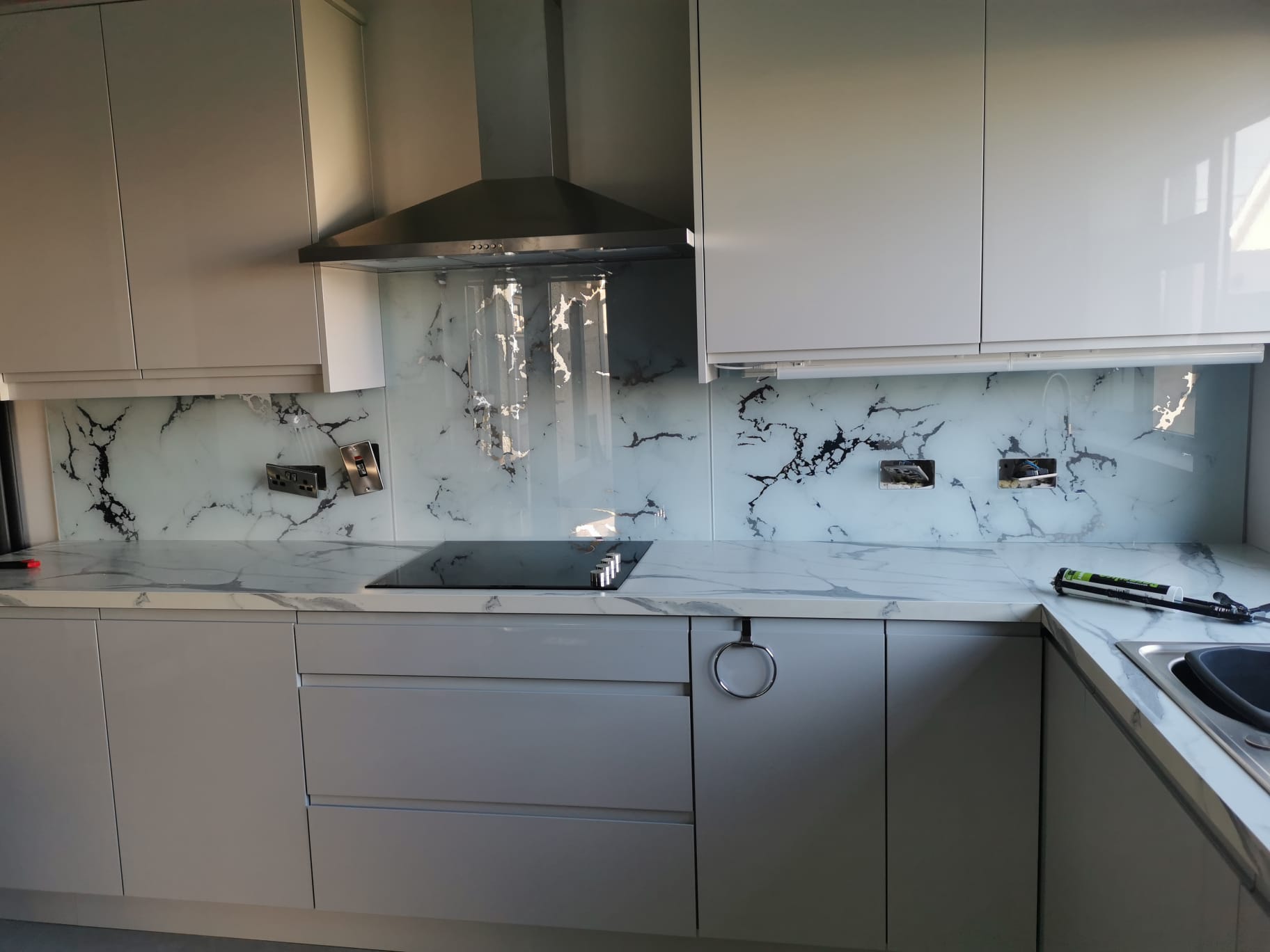 Белый мрамор с зеркальными прожилками