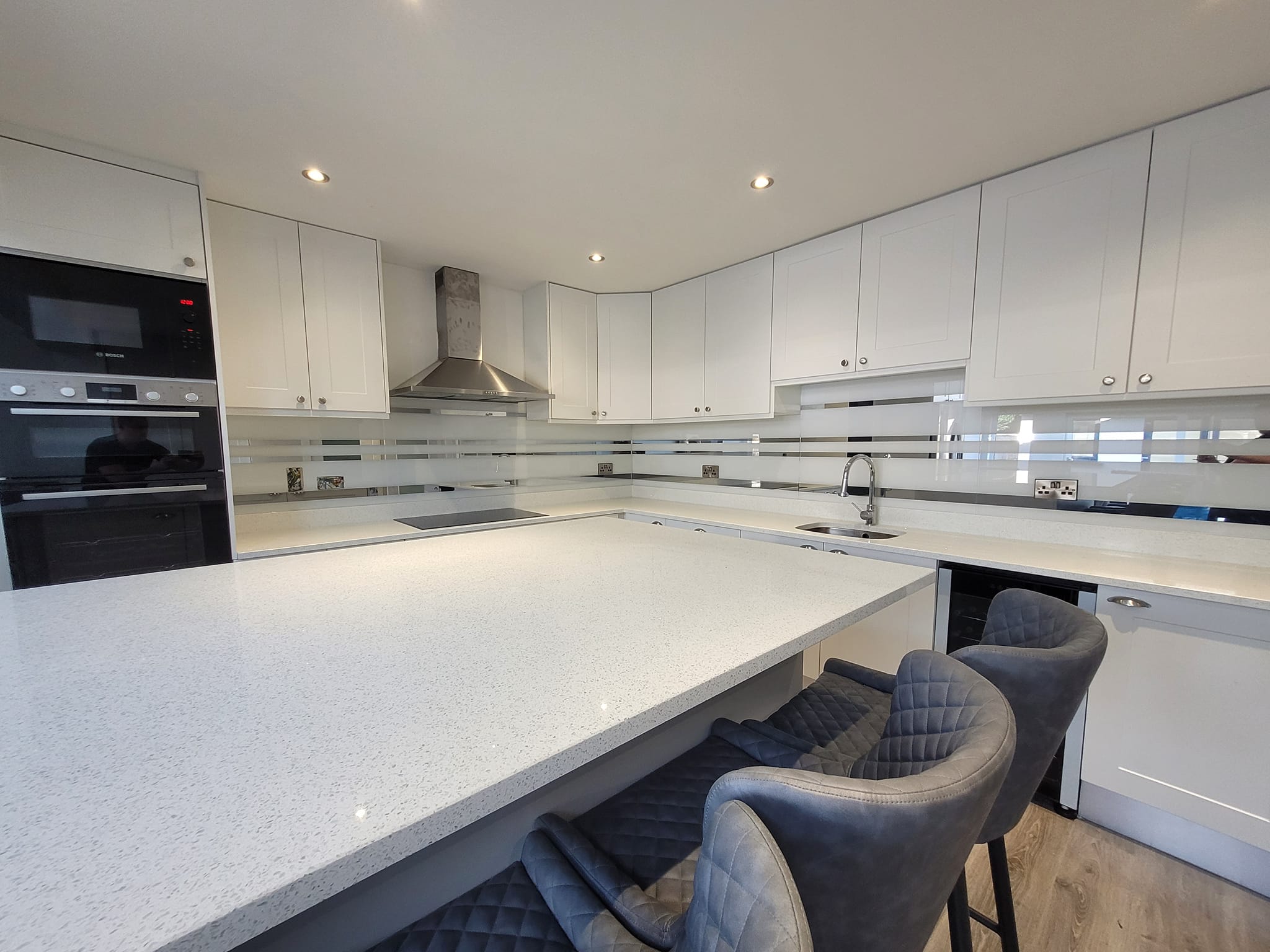 Скинали с зеркальными полосками с разными фонами