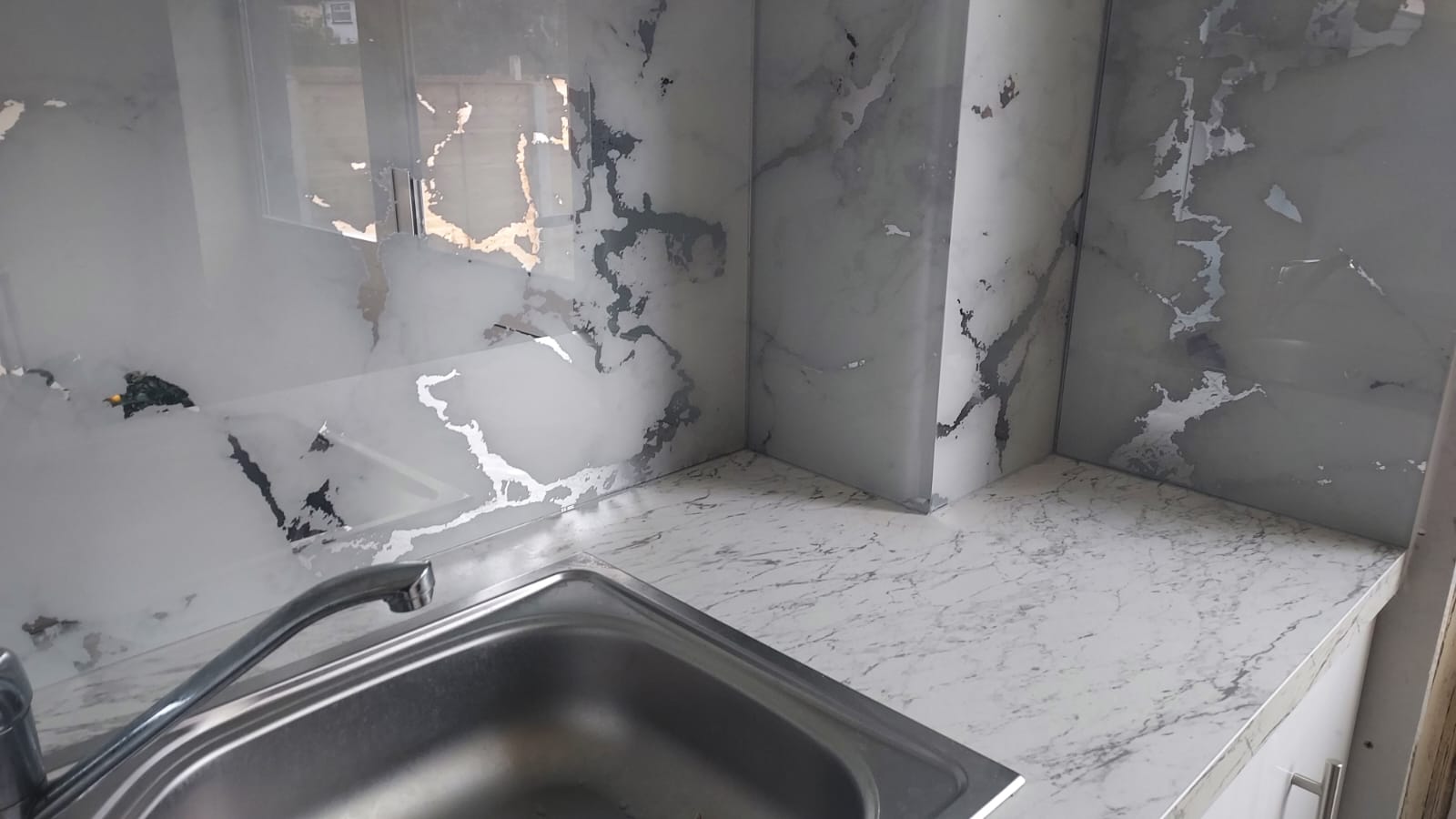 Белый мрамор с зеркальными прожилками