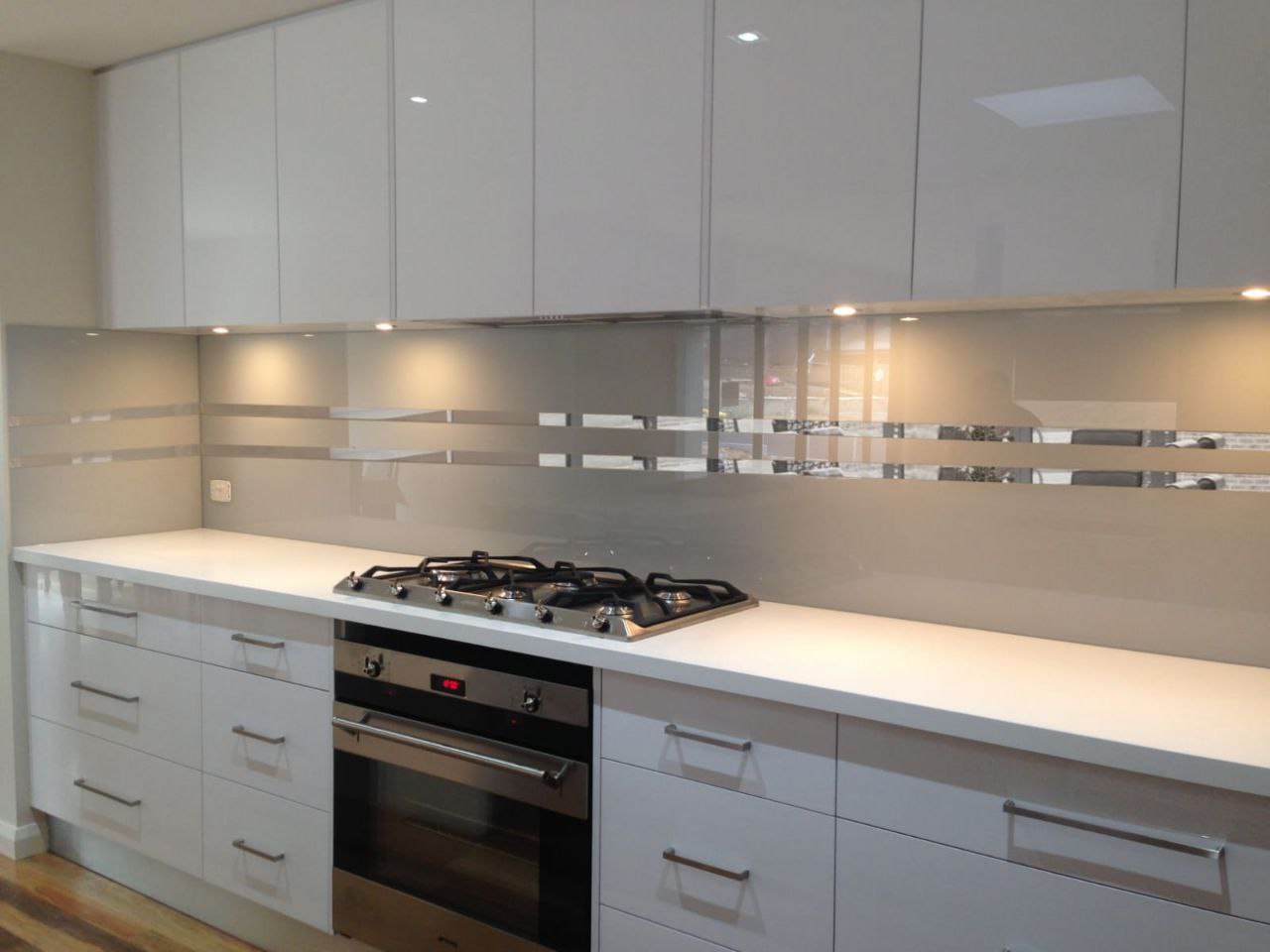 Скинали с зеркальными полосками с разными фонами