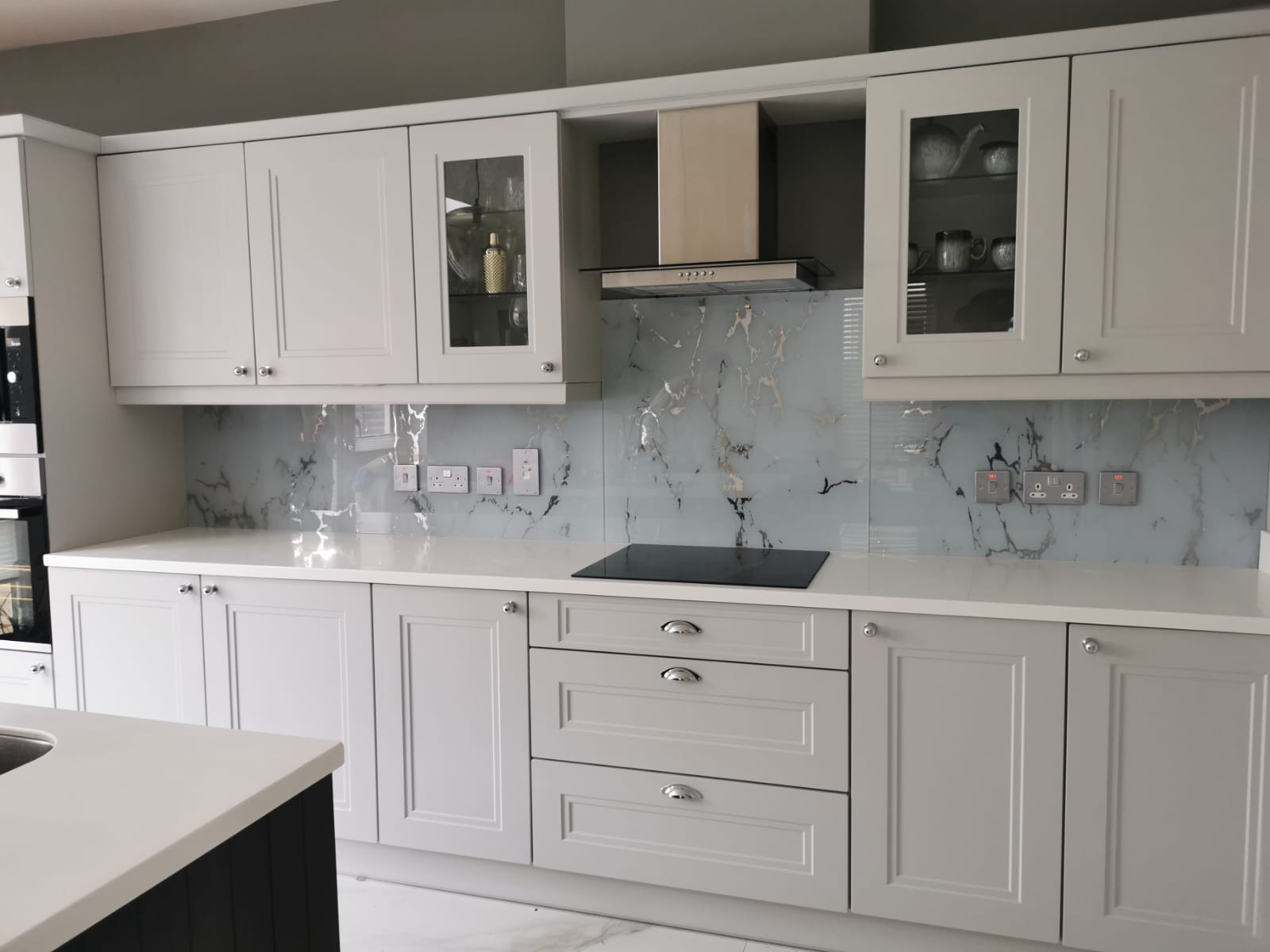 Белый мрамор с зеркальными прожилками