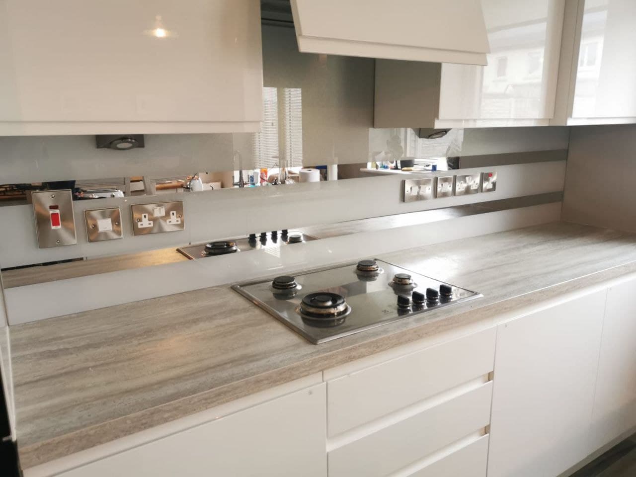 Скинали с зеркальными полосками на белом фоне