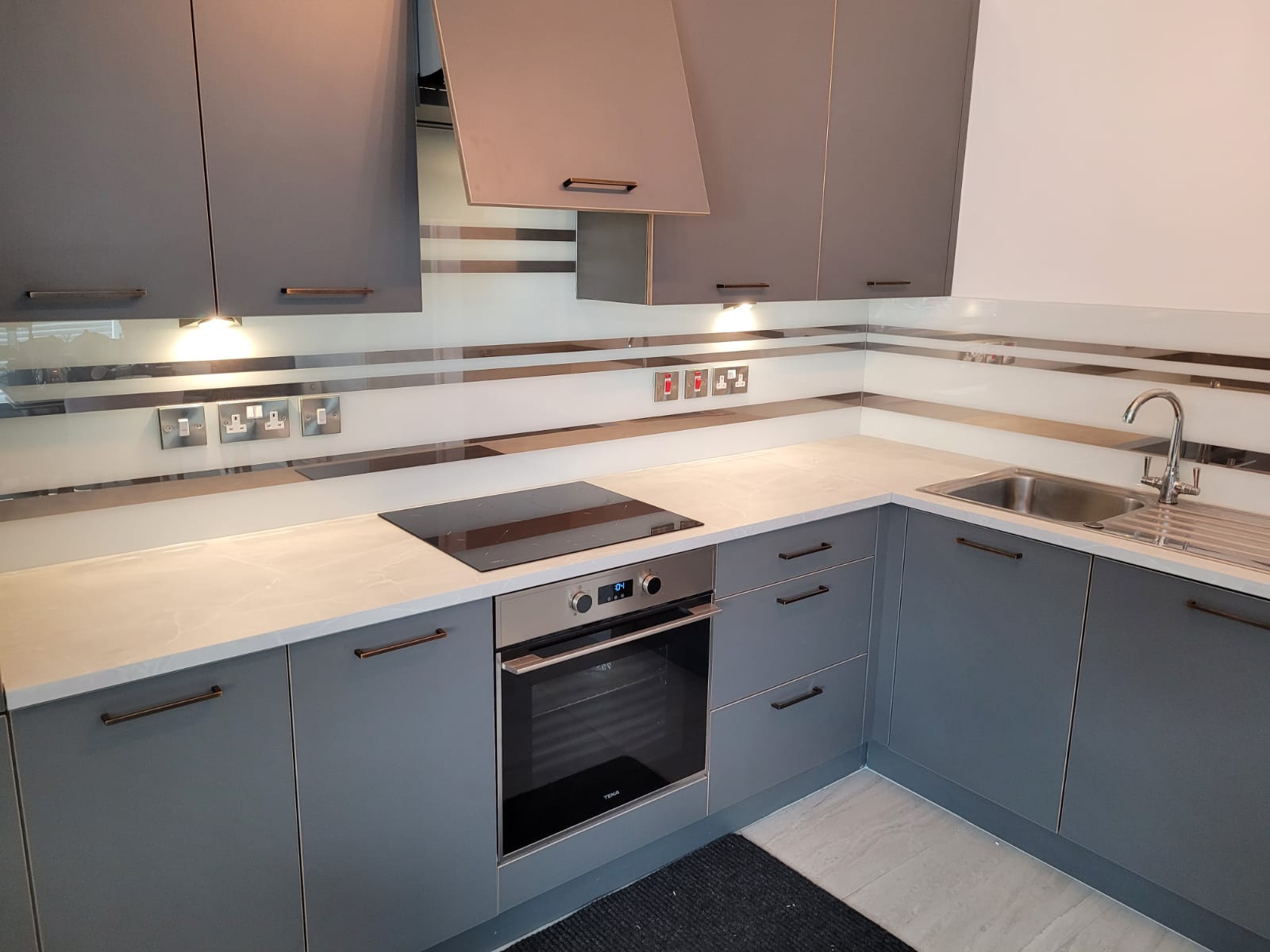 Скинали с зеркальными полосками на белом фоне