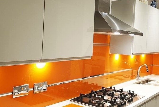 Скинали с зеркальными полосками с разными фонами