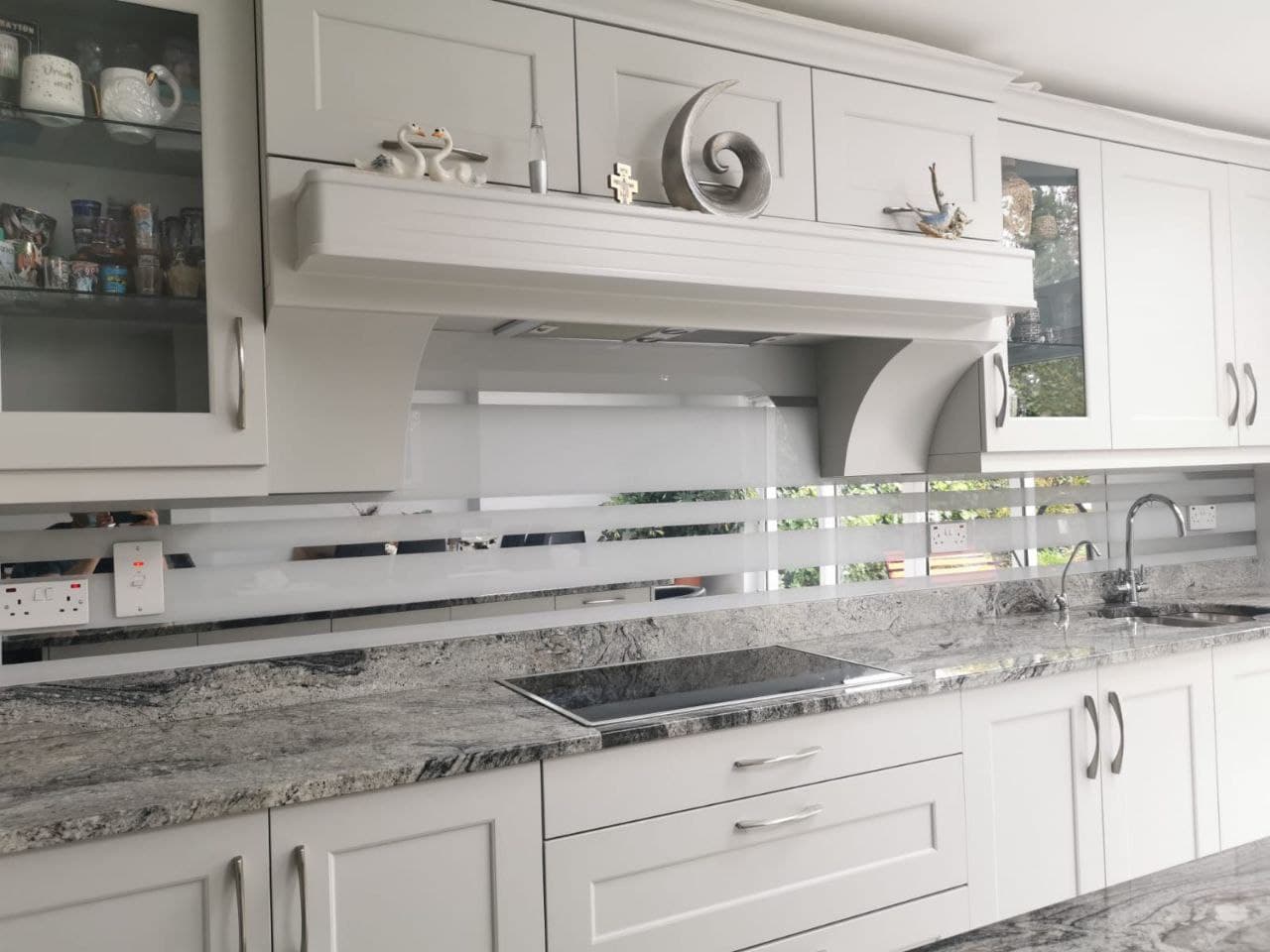 Скинали с зеркальными полосками на белом фоне