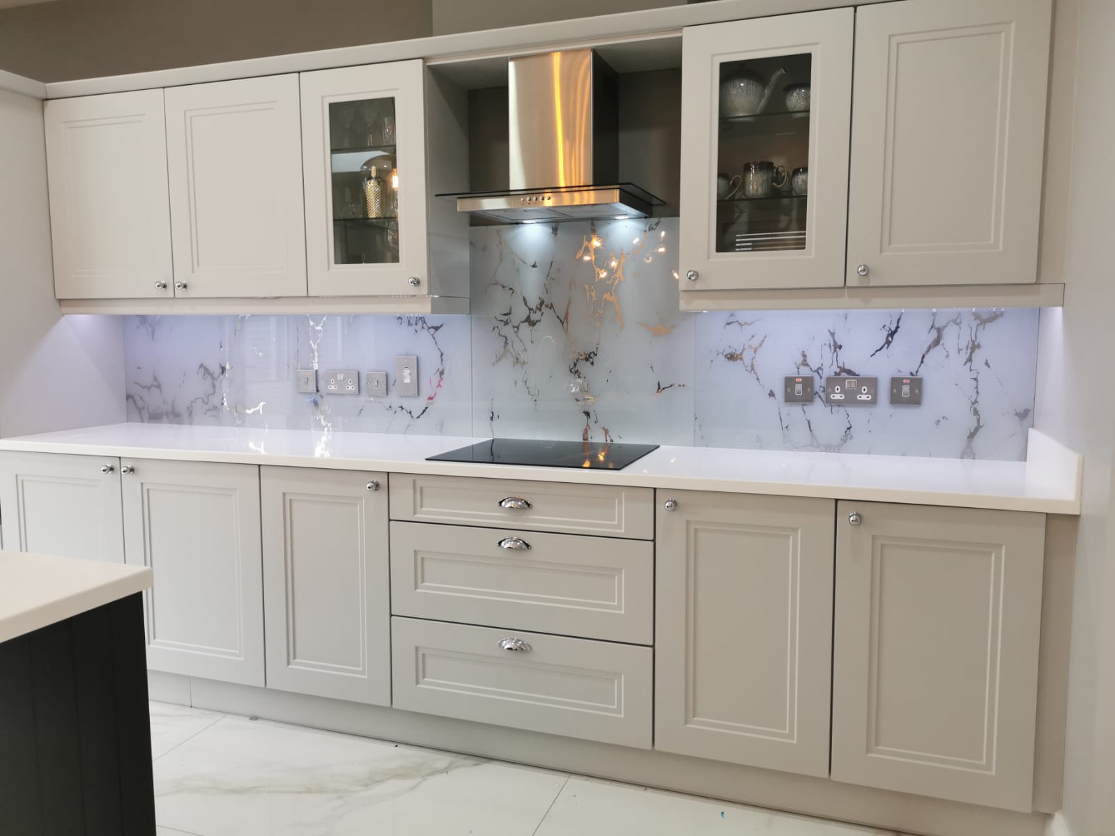 Белый мрамор с зеркальными прожилками