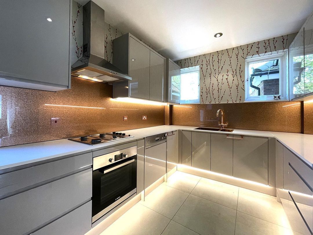 Скинали на кухню с блестящей текстурой золото