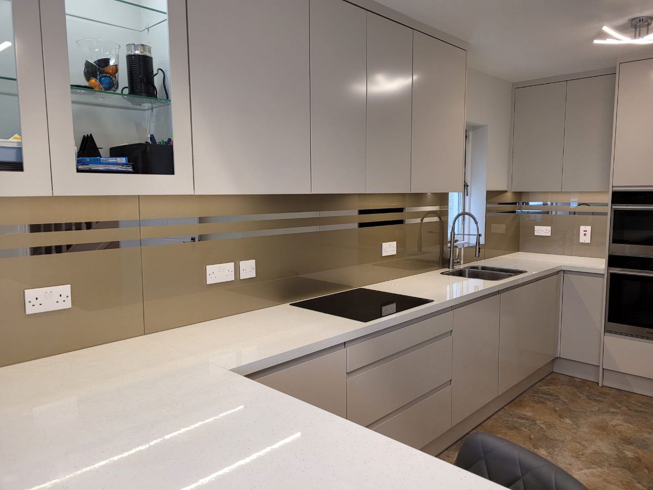 Скинали с зеркальными полосками с разными фонами