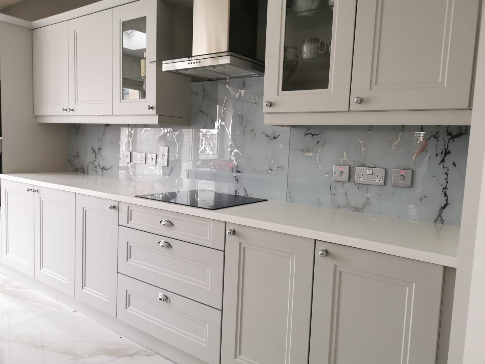 Белый мрамор с зеркальными прожилками