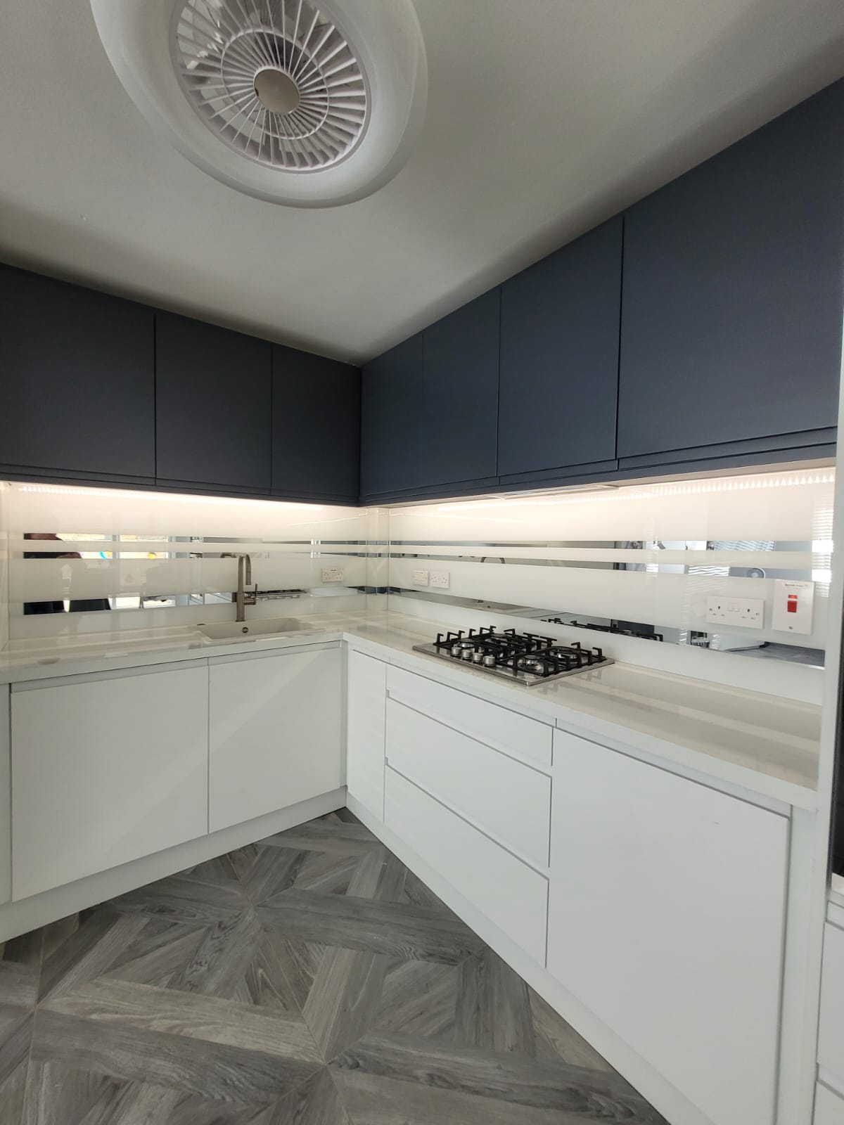 Скинали с зеркальными полосками на белом фоне