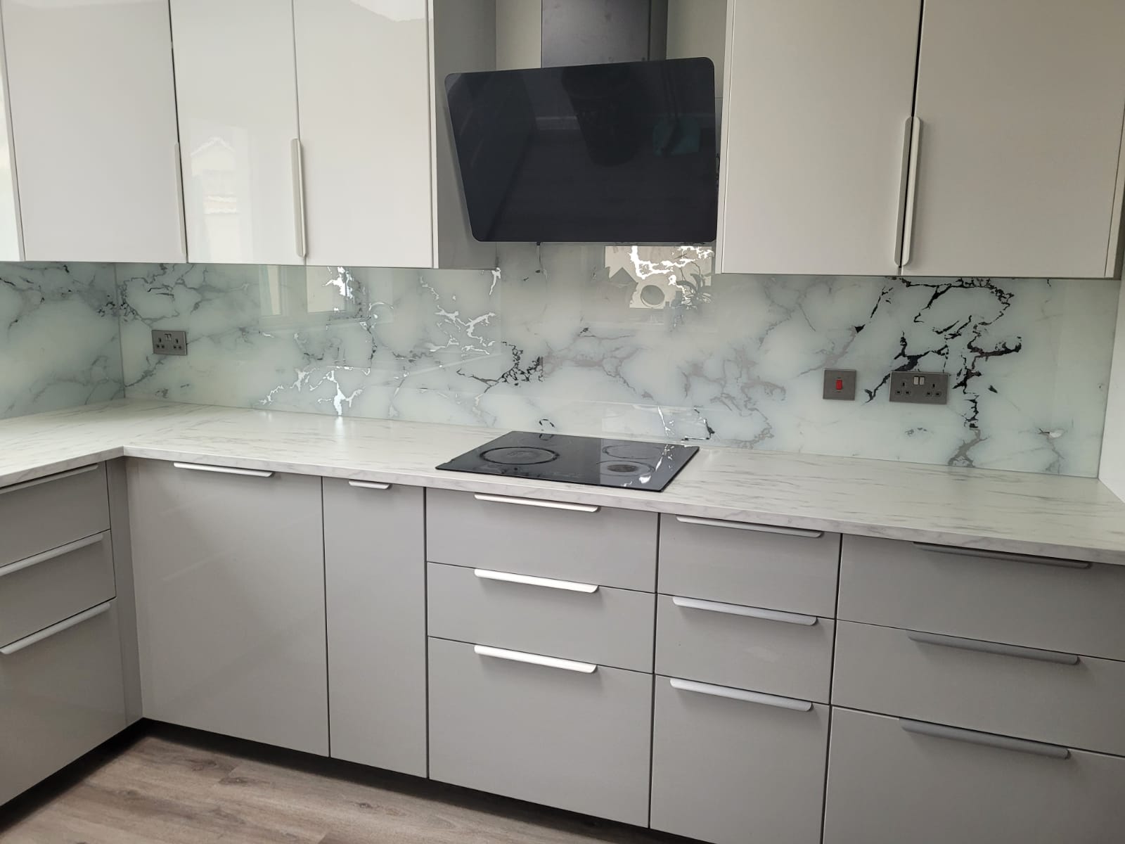 Белый мрамор с зеркальными прожилками