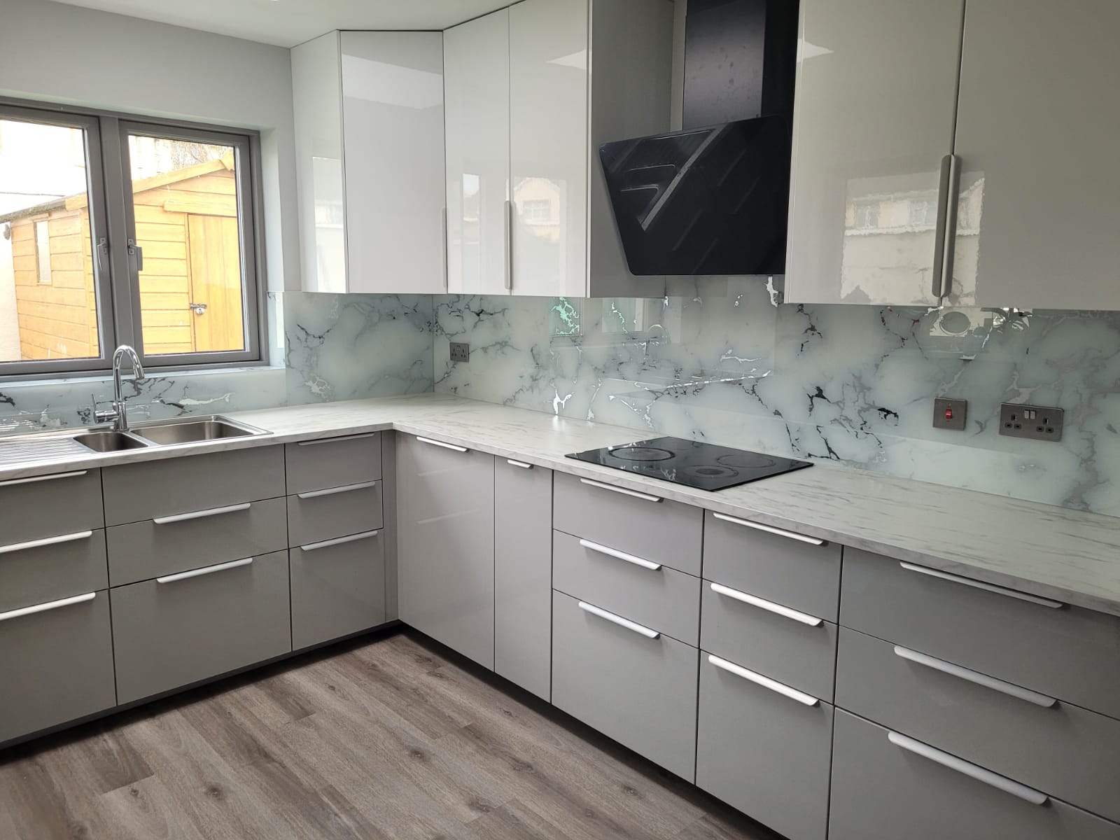 Белый мрамор с зеркальными прожилками