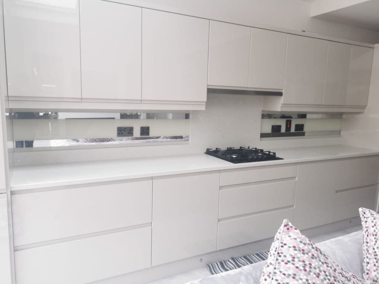 Скинали с зеркальными полосками на белом фоне