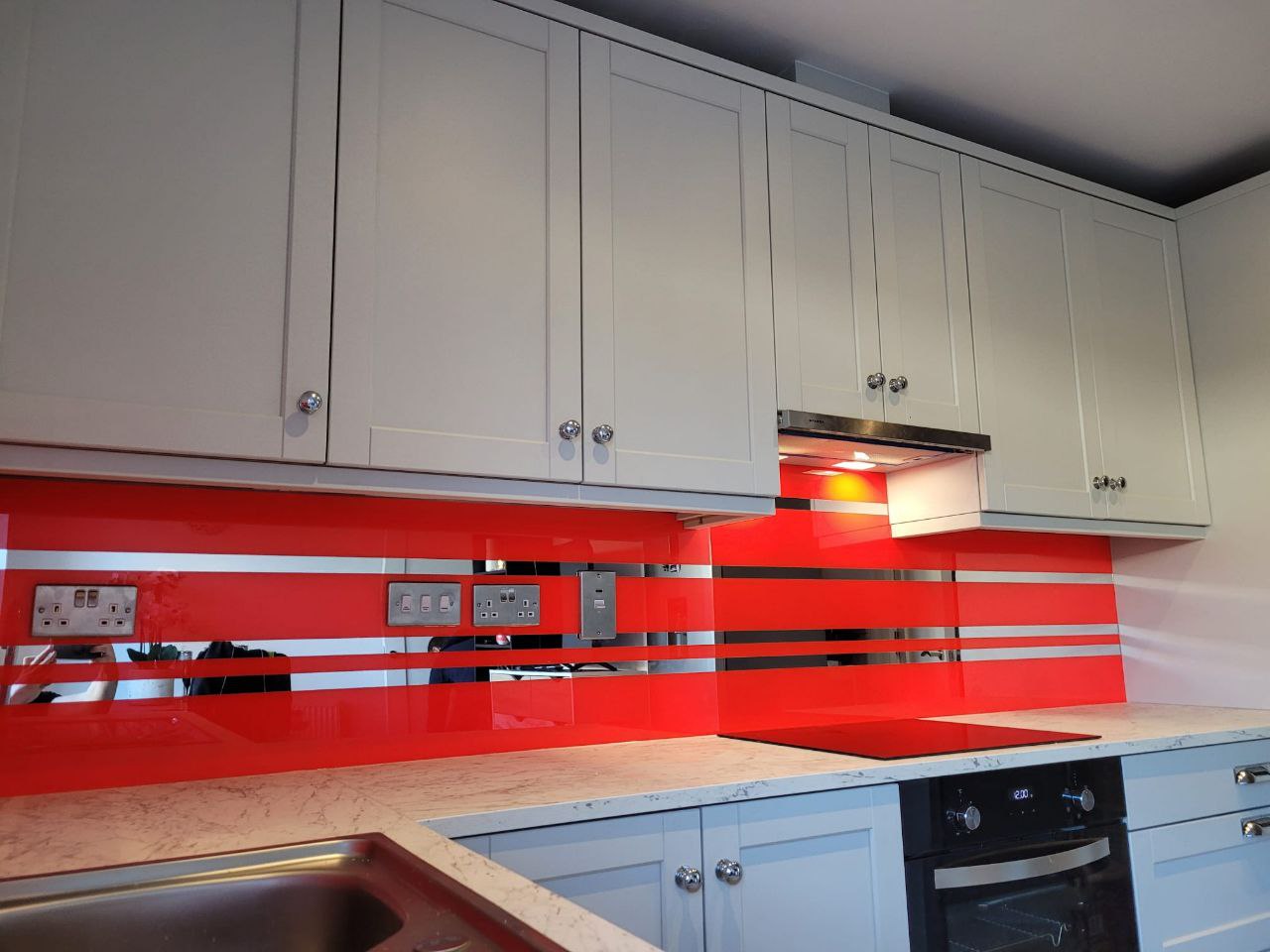 Скинали с зеркальными полосками с разными фонами