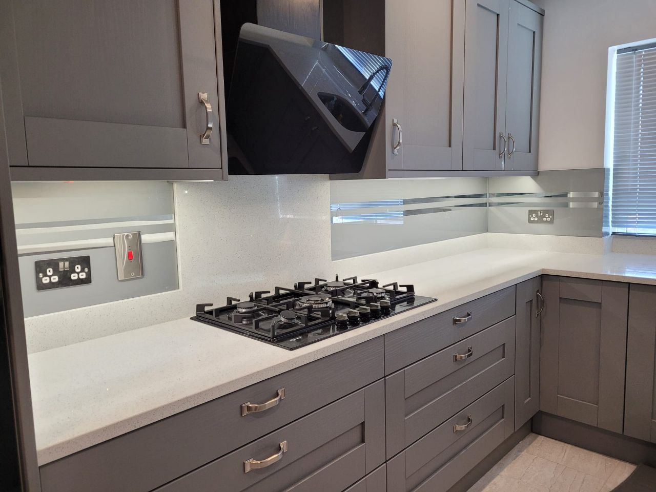 Скинали с зеркальными полосками с разными фонами