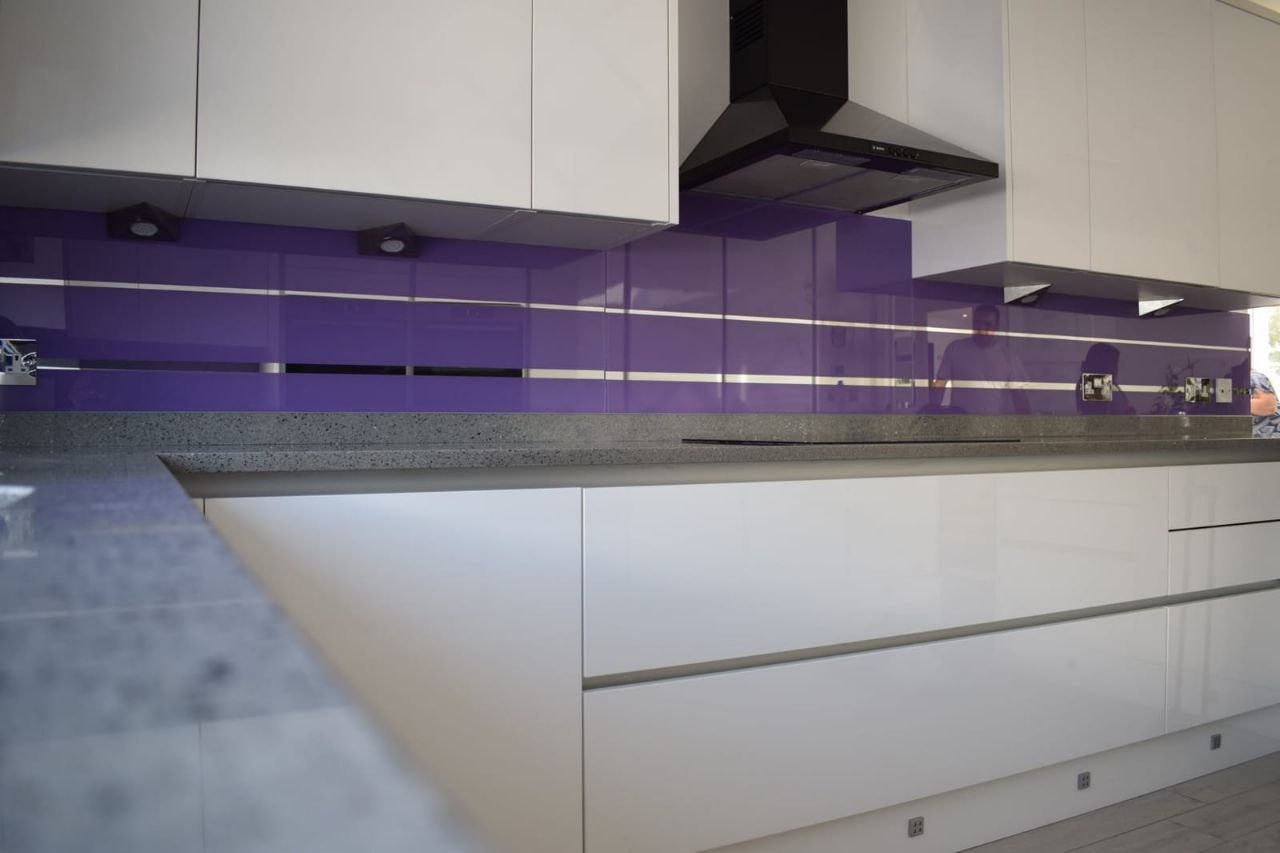 Скинали с зеркальными полосками с разными фонами