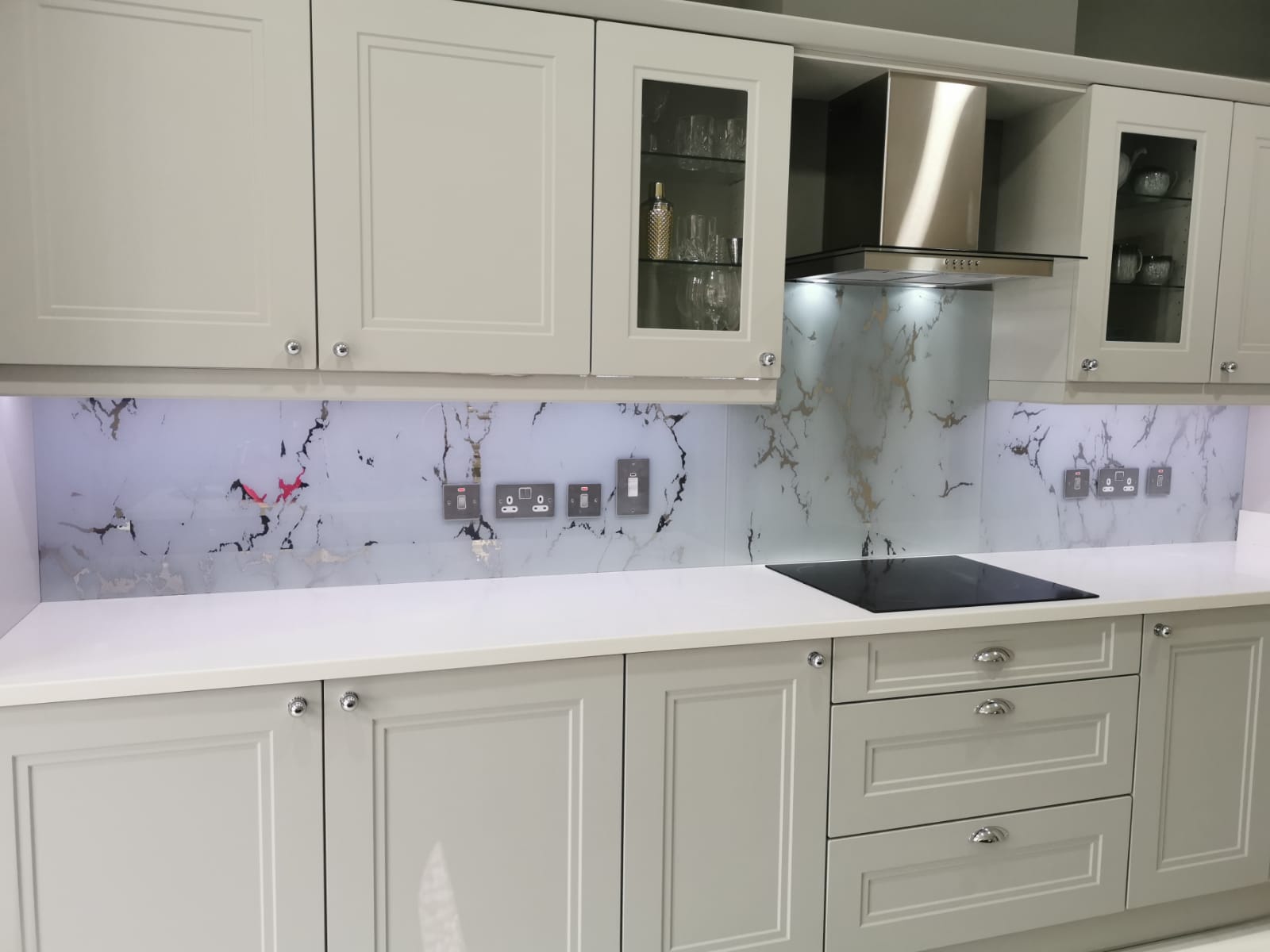 Белый мрамор с зеркальными прожилками