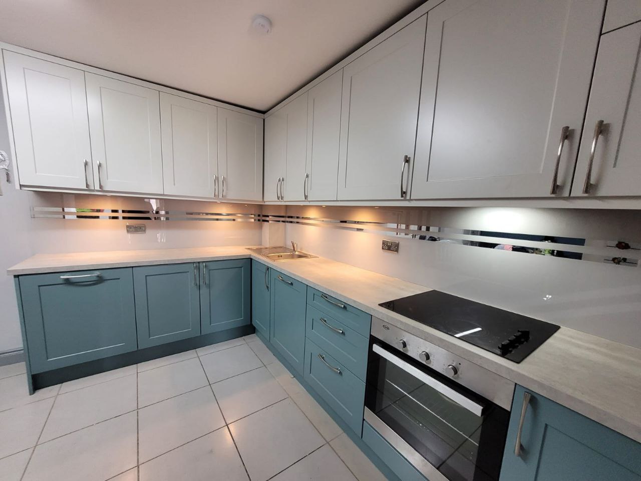 Скинали с зеркальными полосками с разными фонами