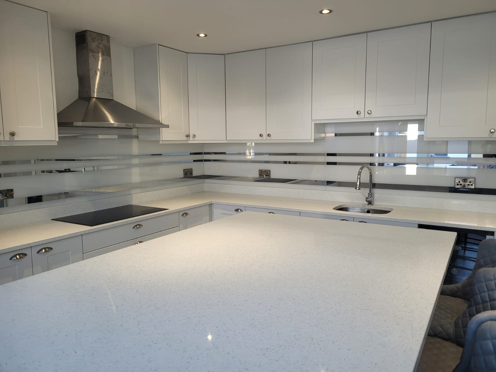 Скинали с зеркальными полосками на белом фоне