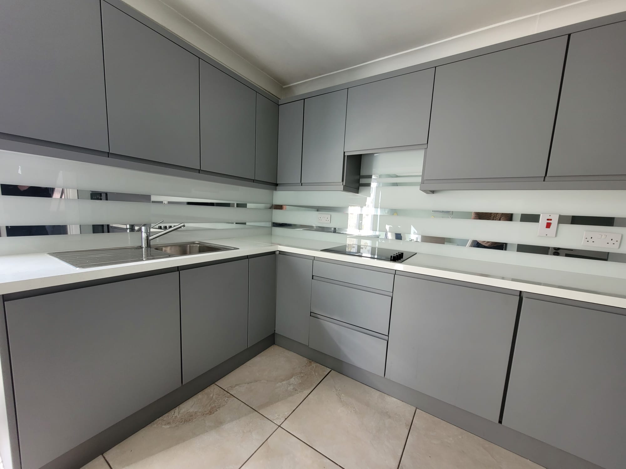 Скинали с зеркальными полосками на белом фоне