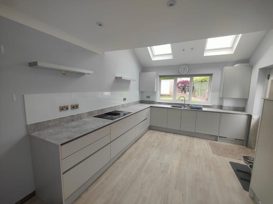 Однотонные скинали. Белый цвет по каталогу RAL.