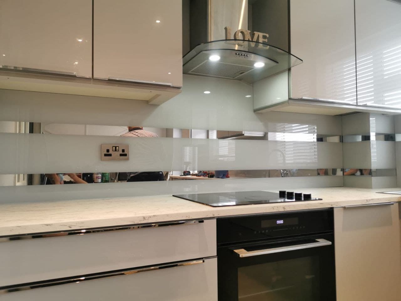 Скинали с зеркальными полосками на белом фоне