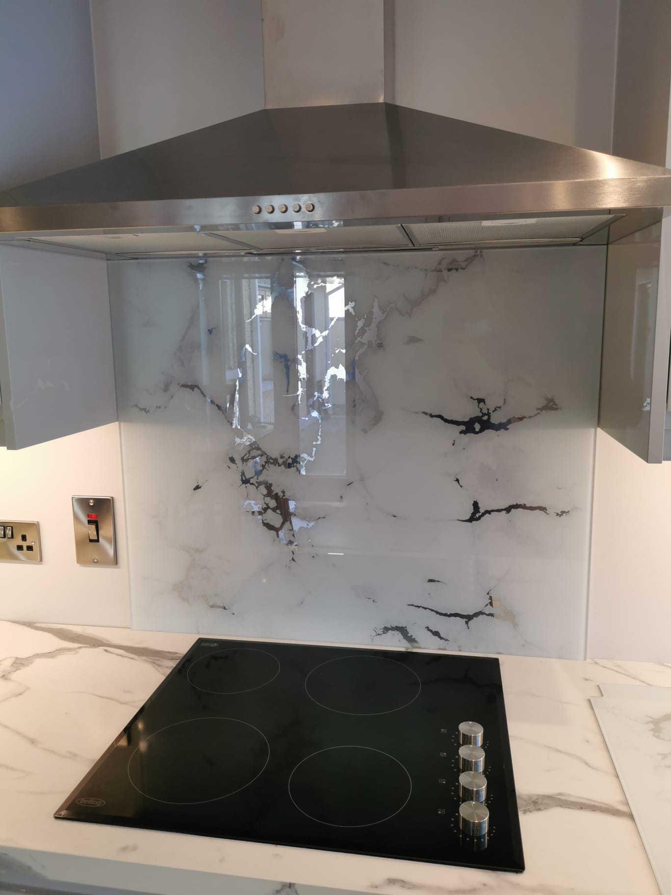 Белый мрамор с зеркальными прожилками