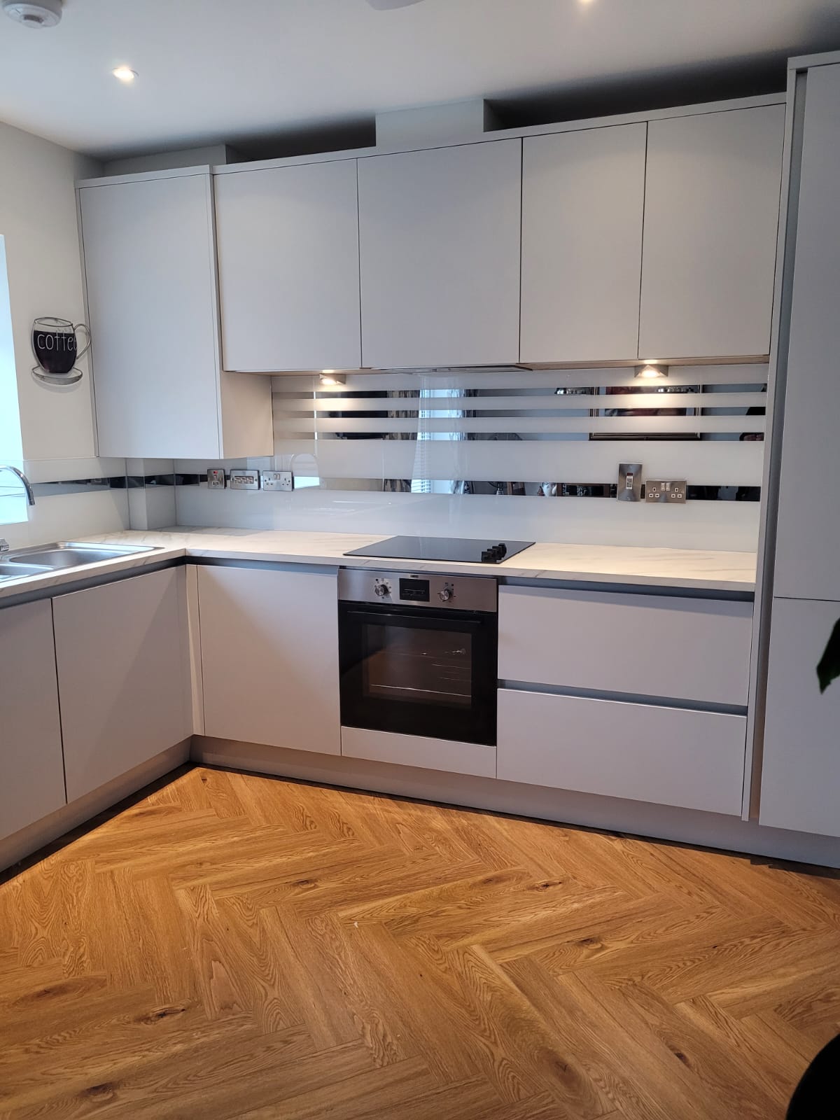 Скинали с зеркальными полосками на белом фоне