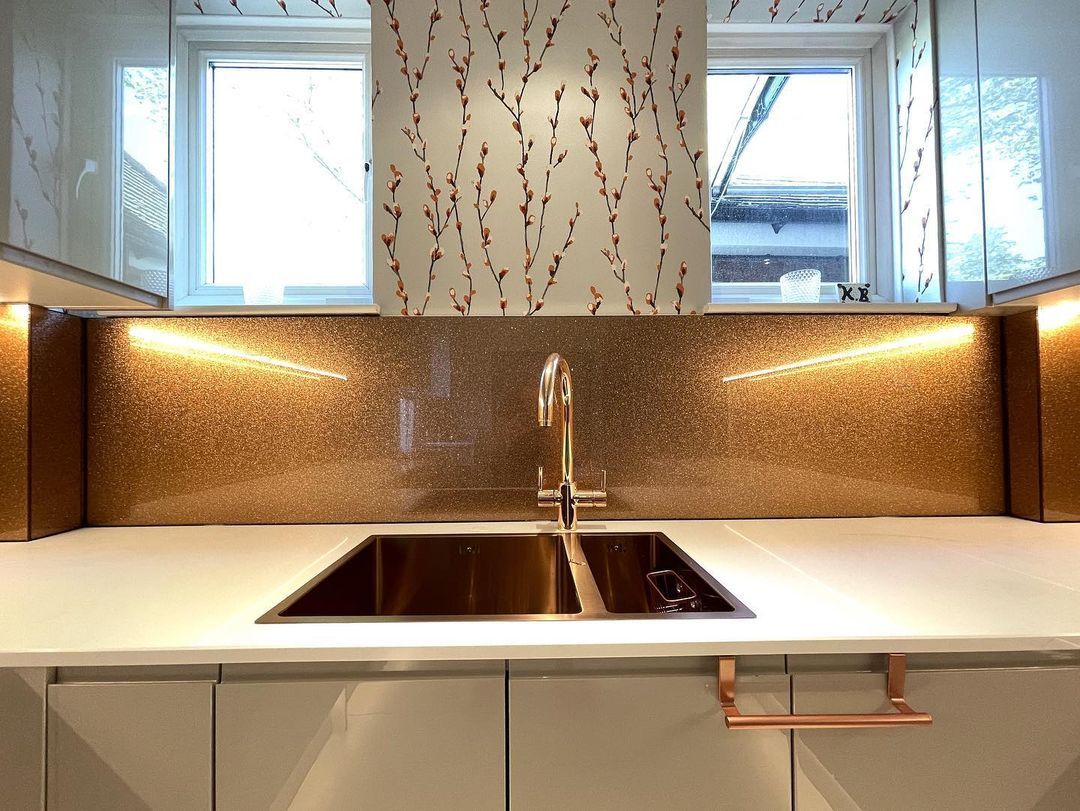 Скинали на кухню с блестящей текстурой золото