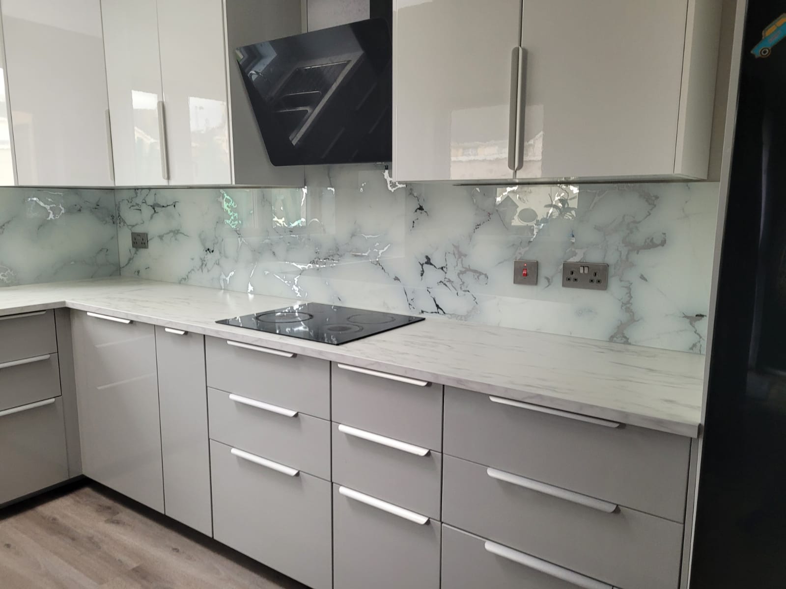 Белый мрамор с зеркальными прожилками