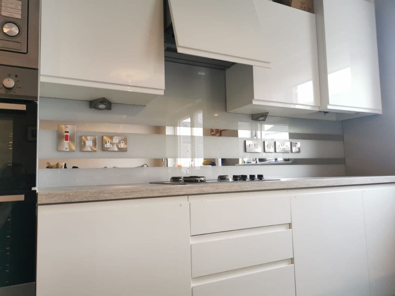 Скинали с зеркальными полосками на белом фоне