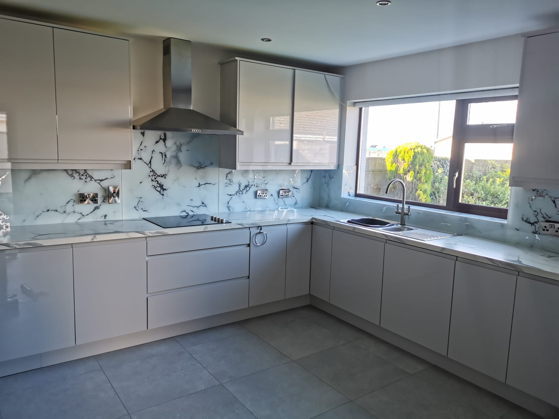 Белый мрамор с зеркальными прожилками