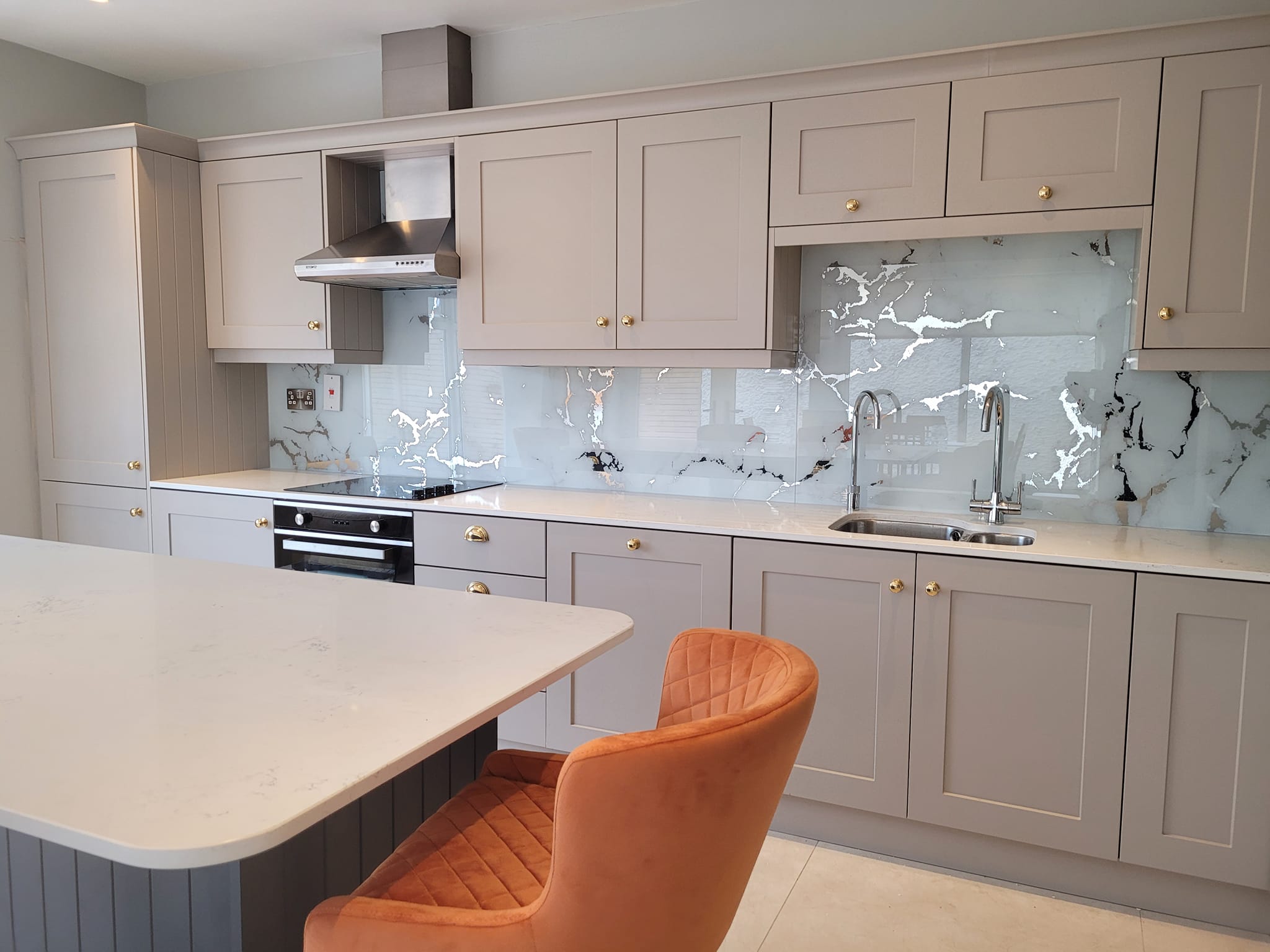 Белый мрамор с зеркальными прожилками