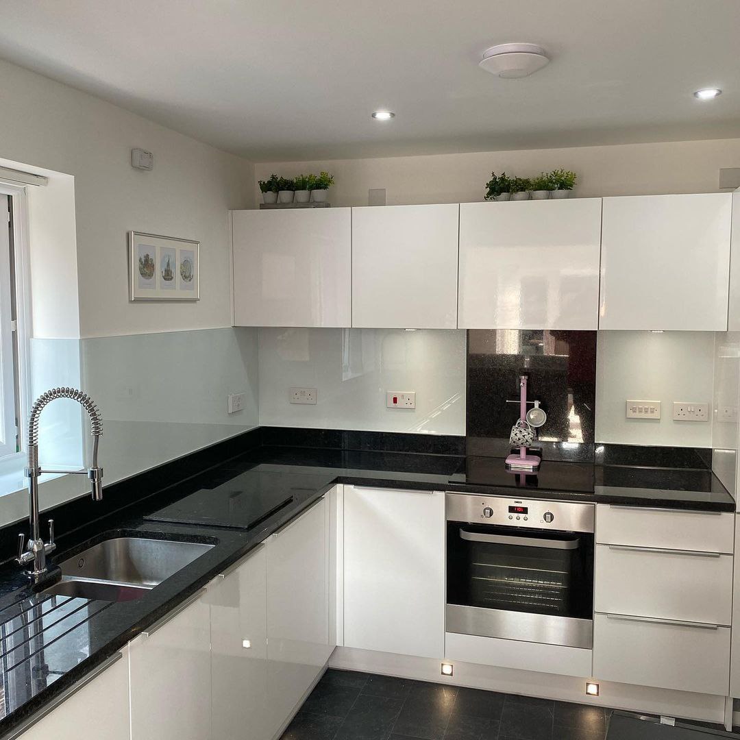 Однотонные скинали. Белый цвет по каталогу RAL.