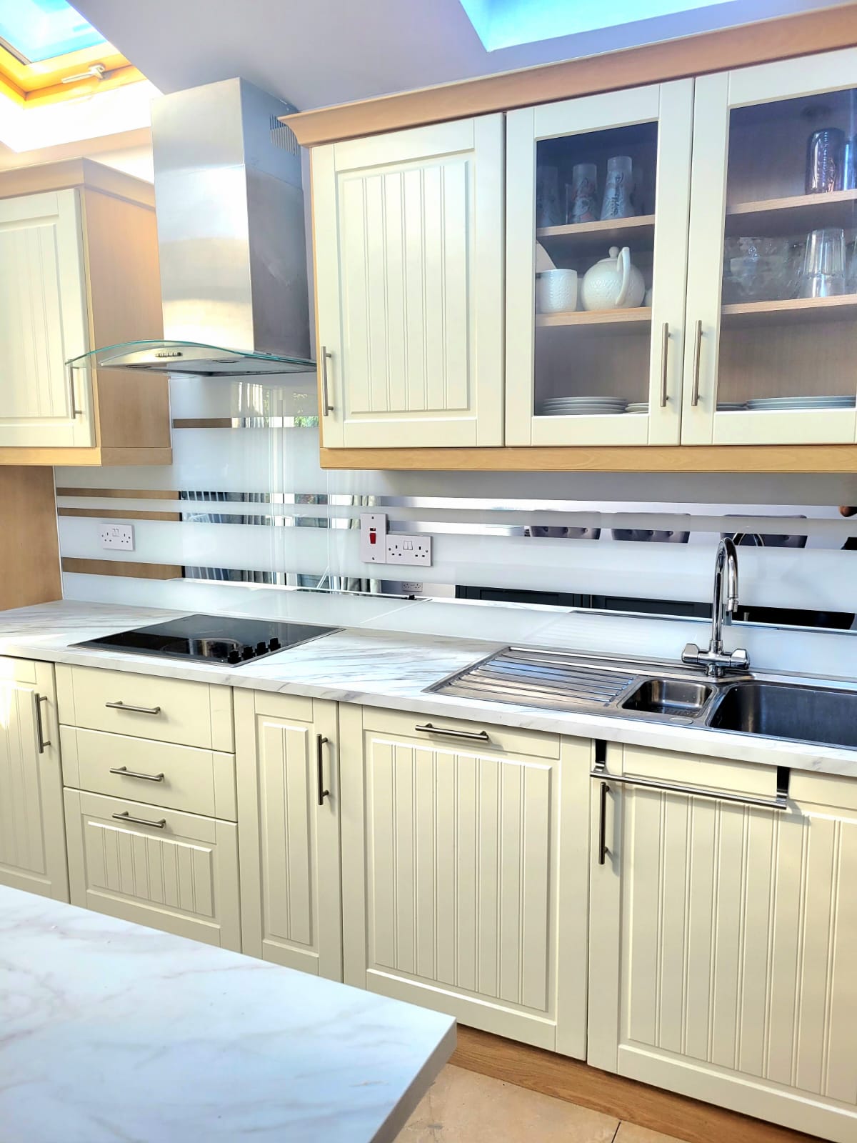 Скинали с зеркальными полосками на белом фоне