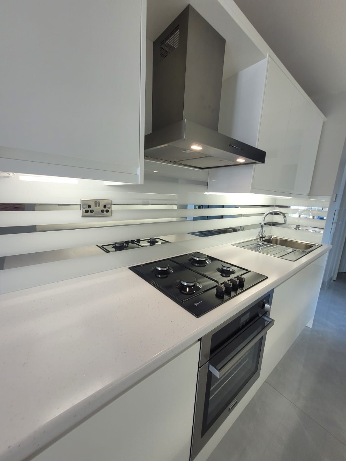 Скинали с зеркальными полосками на белом фоне