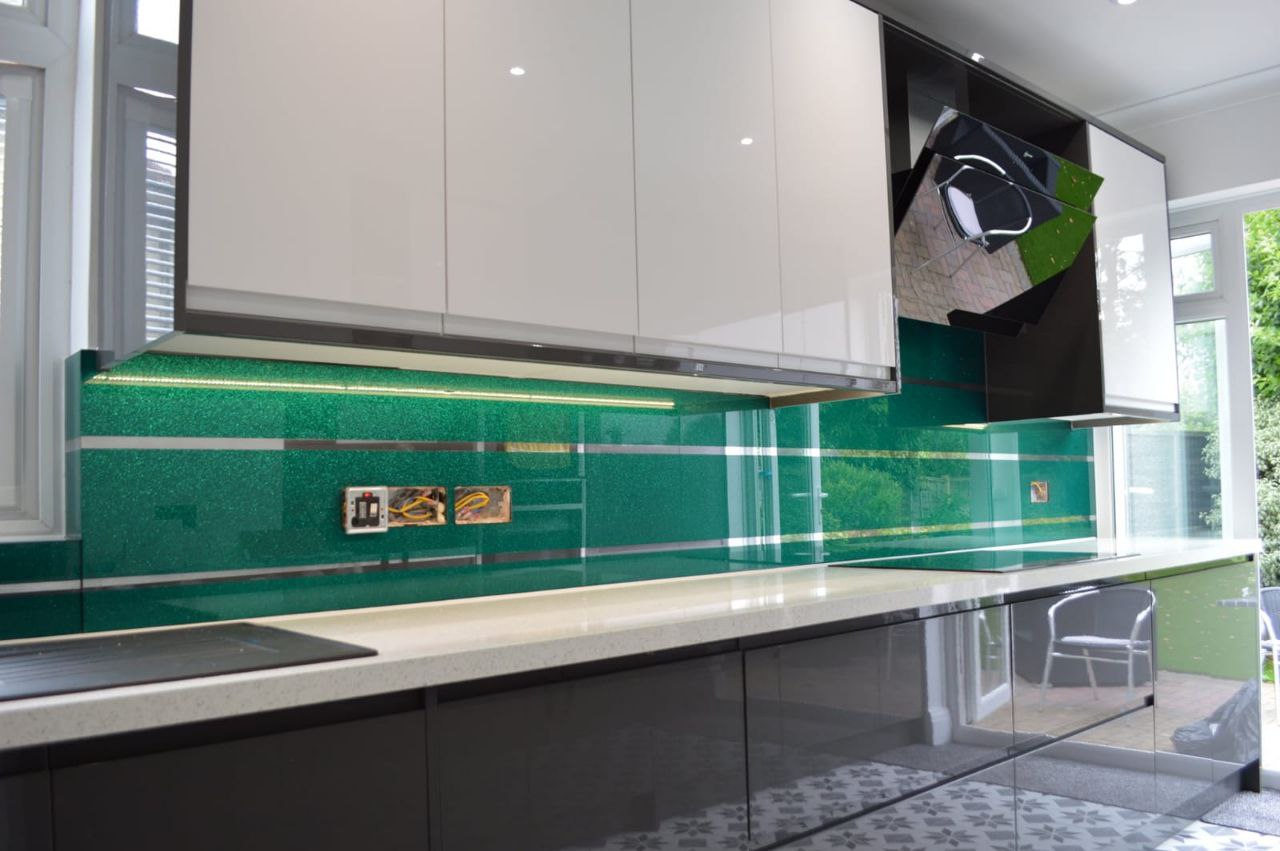 Скинали с зеркальными полосками с разными фонами