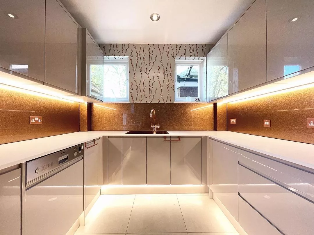 Скинали на кухню с блестящей текстурой золото